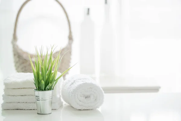 Havlu ile kopya alanı bulanık banyo zemin üzerine beyaz masada. Ürün görüntü montaj için.