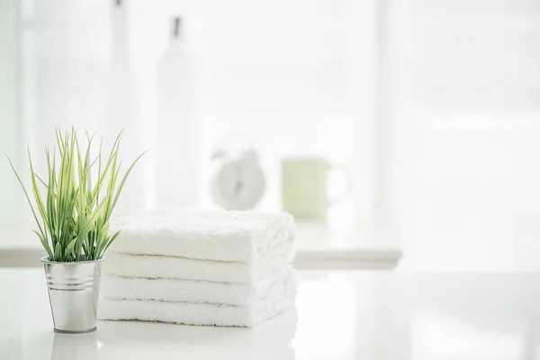 Toallas Sobre Mesa Blanca Con Espacio Para Copiar Sobre Fondo — Foto de Stock