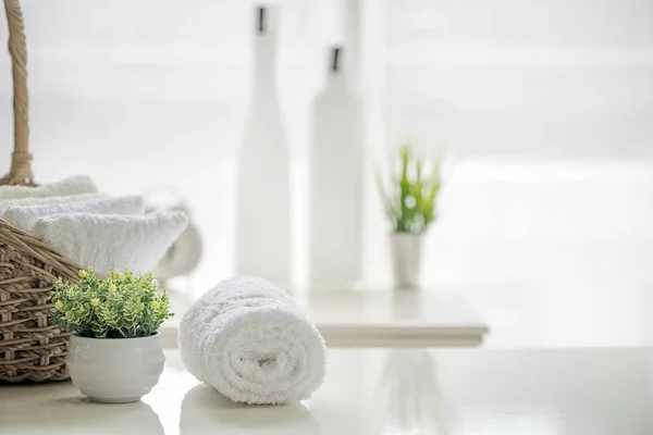 Witte Handdoeken Witte Tafel Met Kopie Ruimte Achtergrond Wazig Badkamer Rechtenvrije Stockafbeeldingen