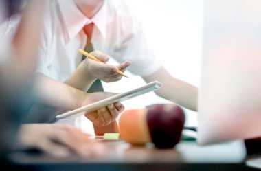 Takım çalışması başlat, beyin fırtınası toplantısı konsepti. Tablet ve bilgisayar kullanan iş arkadaşı birlikte çalışıyor..