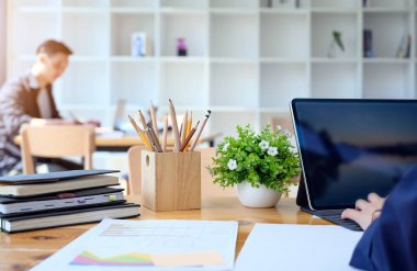 Dizüstü bilgisayarı üzerinde çalışan genç bir kadın..