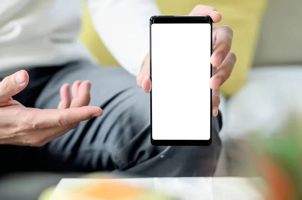 Imagem Cortada Homem Segurando Mostrando Tela Branco Smartphone Enquanto Sentado — Fotografia de Stock