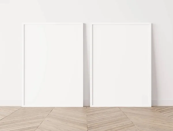 Vertikální Bílé Rámy Vztyčují Dva Maketové Plakáty Stojící Dřevěné Podlaze — Stock fotografie