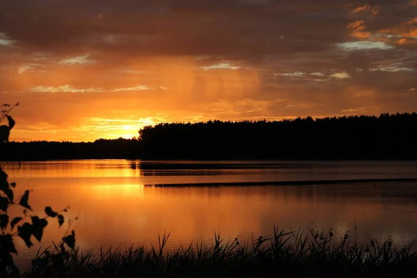 Beau reflet du coucher de soleil sur l'eau. L'un des plus beaux points de vue du beau lac. — Photo