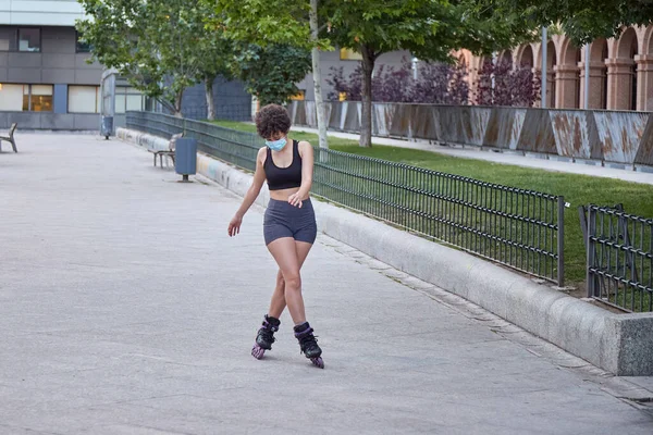 Gadis Latin Berseluncur Sepatu Roda Inline Melindungi Dirinya Dengan Masker — Stok Foto