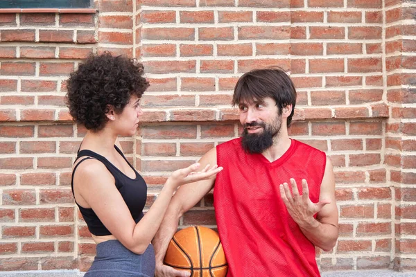 Dois Amigos Conversando Depois Jogar Jogo Basquete Rua — Fotografia de Stock