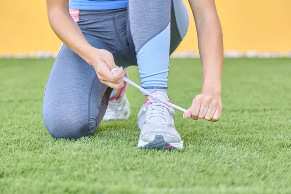 Frau Schnürt Ihren Laufschuh Vorbereitung Auf Den Sport — Stockfoto