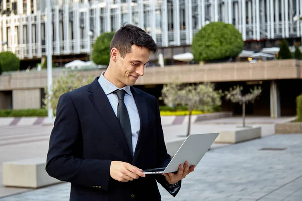 Jonge Mannelijke Executive Werken Met Een Laptop Straat — Stockfoto