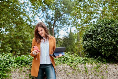Cep telefonunuzla bir mesaj gönderen kadın