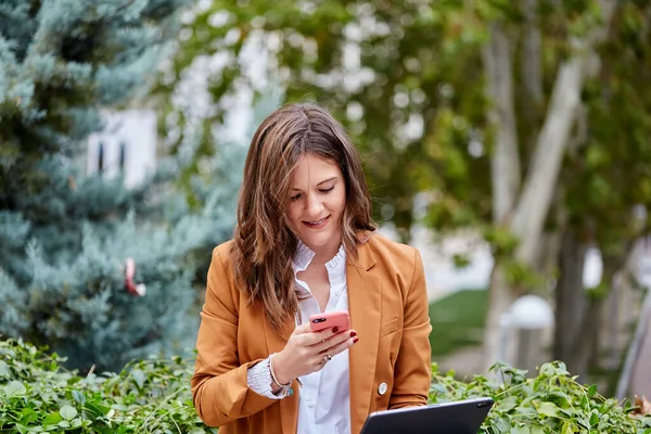 Donna Che Invia Messaggio Con Tuo Cellulare — Foto Stock