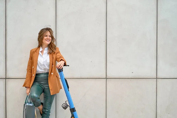 Mujer Joven Usando Scooter Eléctrico Alquiler Ciudad —  Fotos de Stock