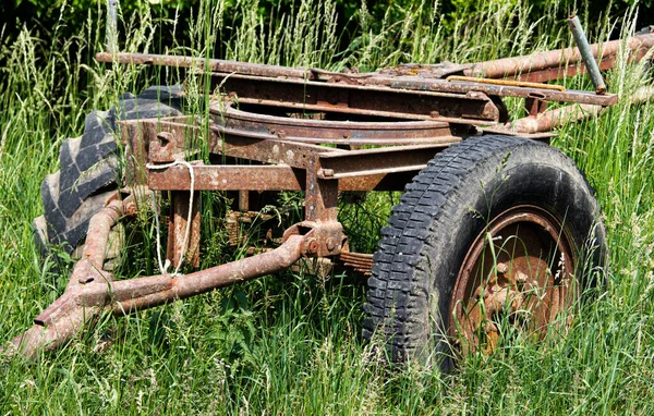 Old Rusty Trailer Standing Abandoned Overgrown Meadow — Stock Photo, Image