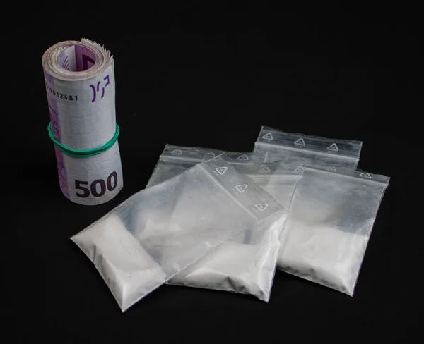 一些装有500欧元钞票的塑料袋中的分离药物 免版税图库照片