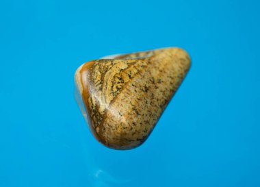 Kahverengi yüzeyde bir manzara, tepeler ya da dağlara benzeyen bir deseni olan bir peyzaj yılanı..