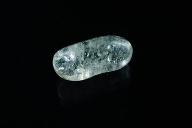 Neredeyse su gibi berrak bir kaya kristali..