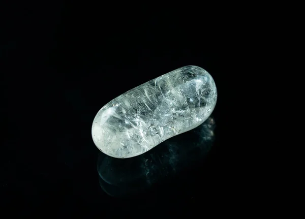 Prawie Przezroczysty Kryształ Kamienny Pięknymi Inkluzjami — Zdjęcie stockowe