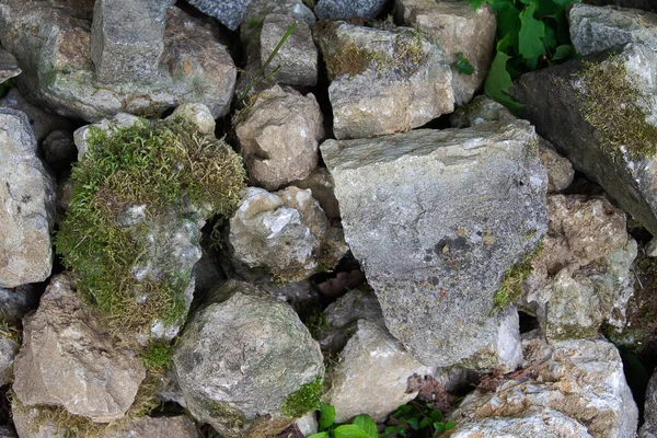Tekstura Naturalna Kamienna Ściana Porośnięta Mchem Duże Małe Kamienie Tworzą — Zdjęcie stockowe