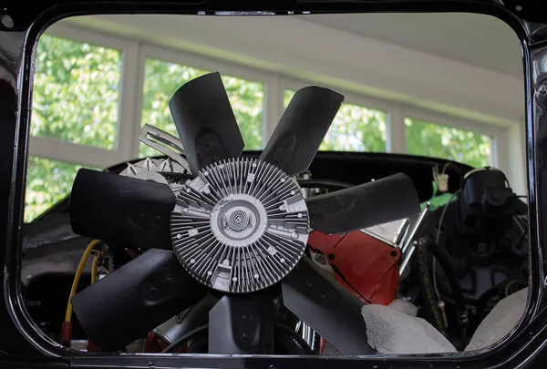 Koło Wentylatora Silnika Wbudowanego Nadwozie Samochodu Mięśniowego Zrobione Bliska — Zdjęcie stockowe