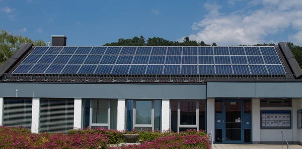 Sistema Fotovoltaico Três Fileiras Construído Prédio Escritórios Fotografia De Stock