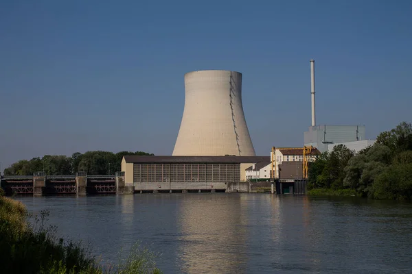 Torre Resfriamento Uma Usina Nuclear Refletida Rio Frente Ela Está Imagem De Stock