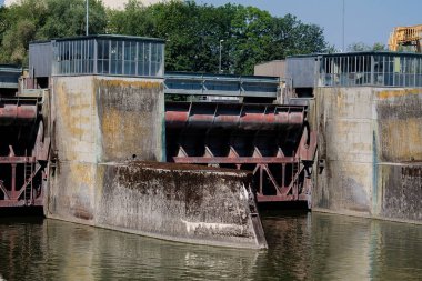 Makine evi olan bir hidroelektrik santralinin kapağı..