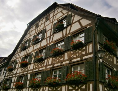 Yarı keresteli ev - 1677 'den' Omas Kaufhaus ', aşağıdan çapraz olarak alındı.