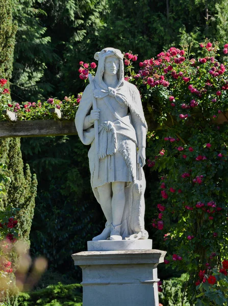 Kışı simgeleyen mermer bir heykel..