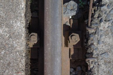 Tren yolu peronunda vidaları tutturuyor. Gördüğünüz gibi uzun zaman önce monte edilmiş..