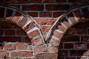 Beyaz dikişli kırmızı tuğlalı süs.