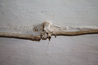 Maceracı, hayati tehlikesi olan kablolar basitçe boyanmış..