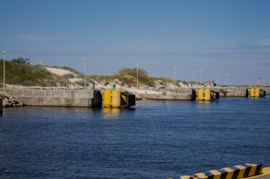 Sarı kalınlıklarla liman çıkışı.
