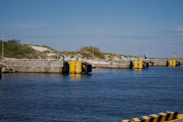Sarı kalınlıklarla liman çıkışı.