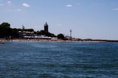 Sudan sahile bak. Sahilde gezinti ve deniz fenerini görebilirsiniz..