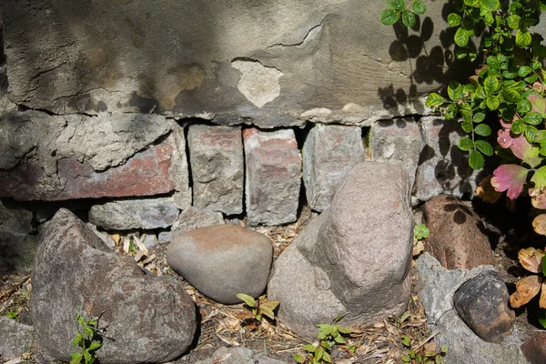 Wypłukana Piwnica Możesz Zobaczyć Cegły Ścianie Domu Przed Nim Jakieś — Zdjęcie stockowe