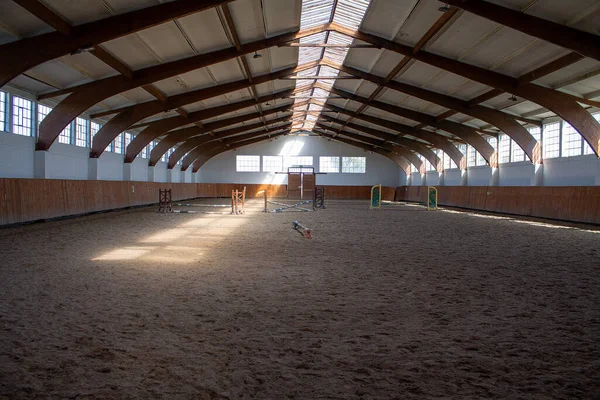 Uma Arena Equitação Inundada Luz Com Alguns Obstáculos Salto Fotografia De Stock