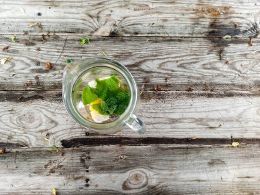 Mojito sürahili ahşap masa.