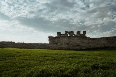 Şato günbatımında harabe yeşil çimenler