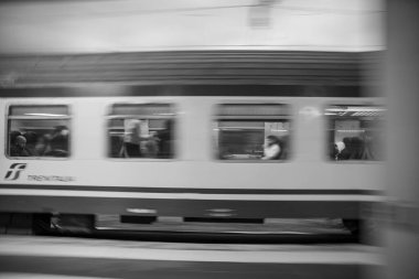 Teni, İtalya 28 Mayıs 2020: içinde insanlar varken istasyonda trenler hızla ilerliyor