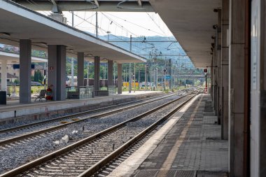 Terni ve tren istasyonları, trenlerin yokluğunda acil durumlar için.