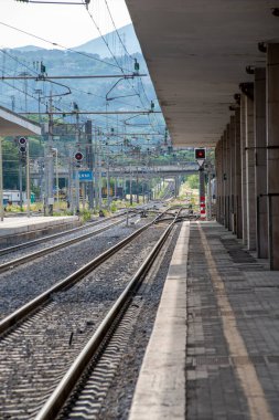 Terni ve tren istasyonları, trenlerin yokluğunda acil durumlar için.