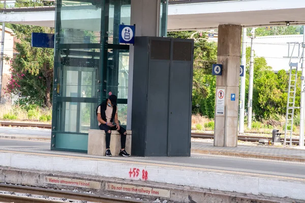 イタリアのテルニ2020年5月29日 地方列車を待っている壁の男の子と鮮やかな緊急マスクを着用 — ストック写真