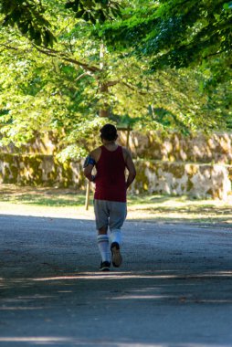 Adam parka tek başına koşuyor.