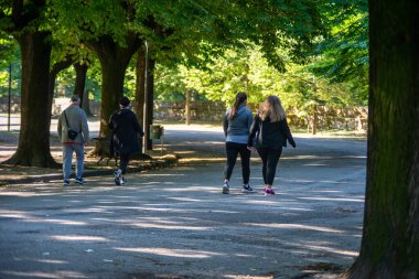 Terni, İtalya 31 Mayıs 2020: daha dost canlısı insanlar sabah parkta fiziksel aktivite yapıyorlar.