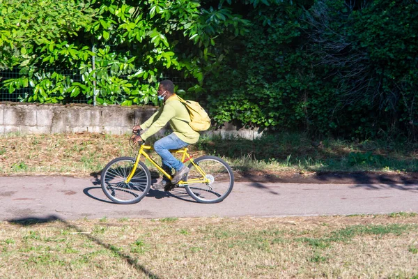 Terni Ιταλία Μαΐου 2020 Άνθρωπος Ιππασία Ένα Ποδήλατο Στο Πάρκο — Φωτογραφία Αρχείου