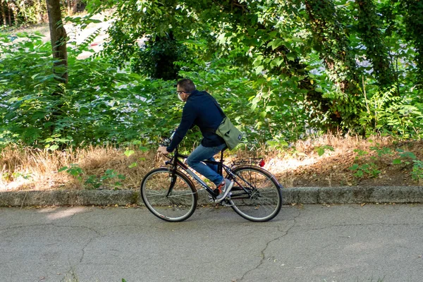 Terni Ιταλία Ιουνίου 2020 Αγόρι Ποδηλασία Στο Πάρκο Πρωί — Φωτογραφία Αρχείου