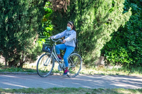 Terni Ιταλία Ιουνίου 2020 Γυναίκα Ποδηλασία Στο Πάρκο Πρωί — Φωτογραφία Αρχείου