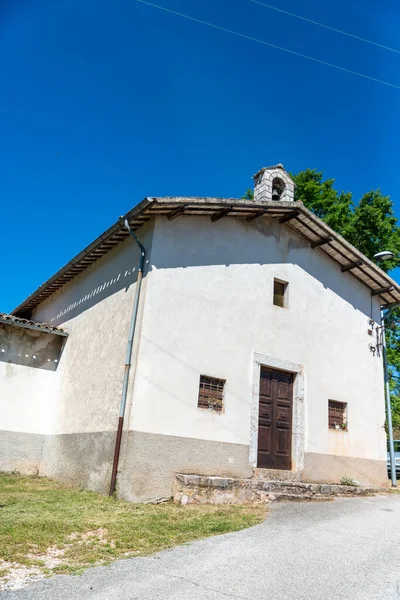 Antik kyrka utanför byn macerino — Stockfoto