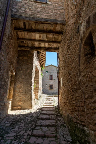 Antico borgo di macerino situato su una montagna — Foto Stock