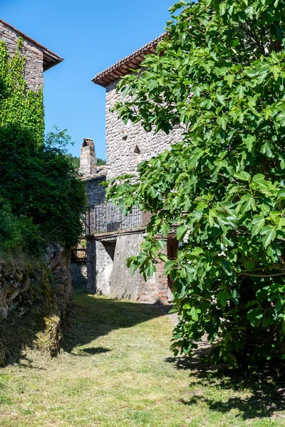 Antiguo pueblo de macerino situado en una montaña — Foto de Stock