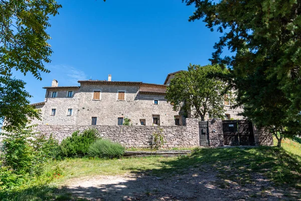 Edificio más grande en el pueblo de Macerino — Foto de Stock